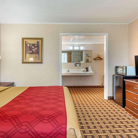 Rodeway Inn Мистик Екстериор снимка
