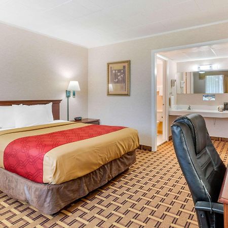 Rodeway Inn Мистик Екстериор снимка