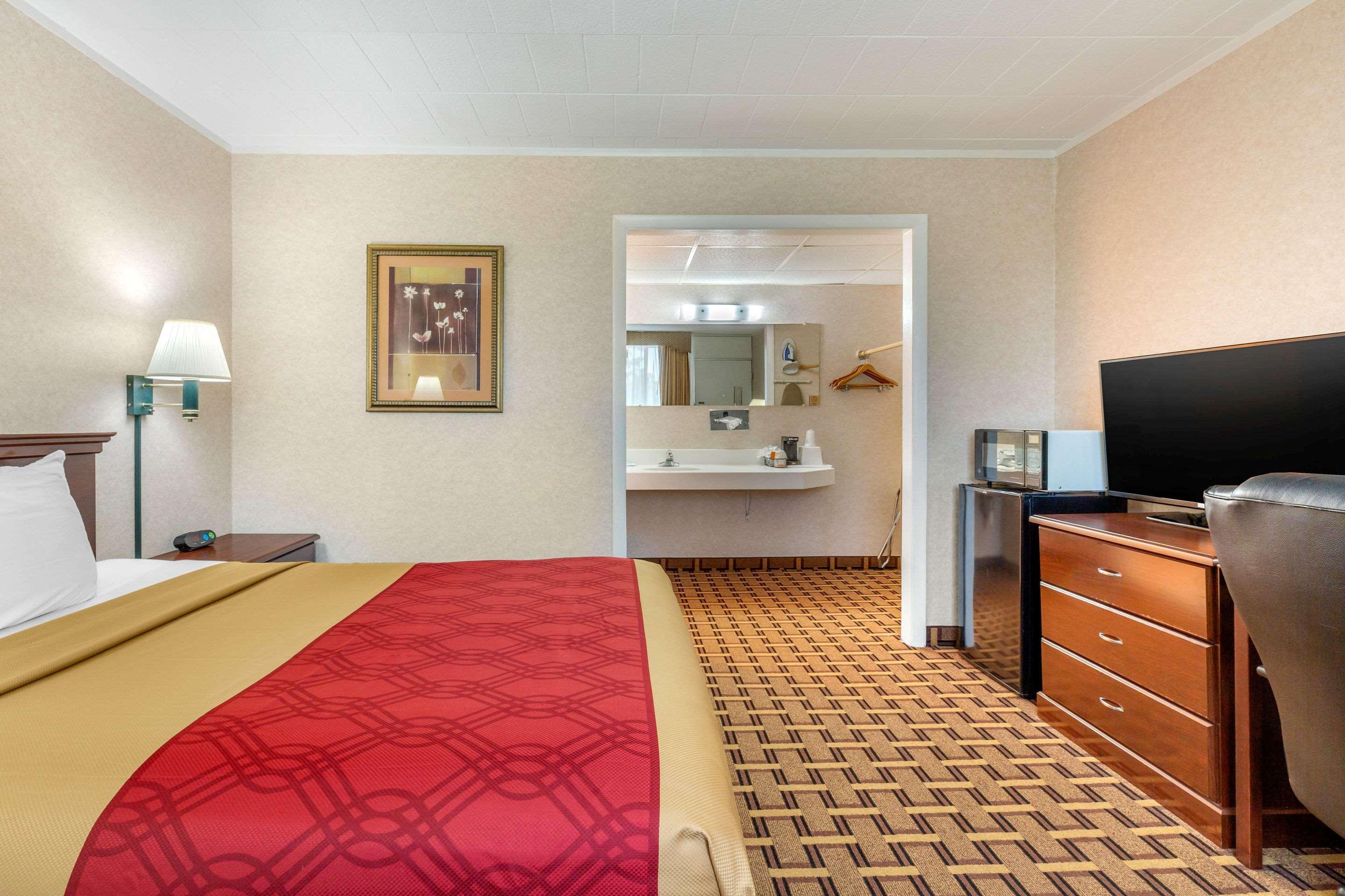 Rodeway Inn Мистик Екстериор снимка
