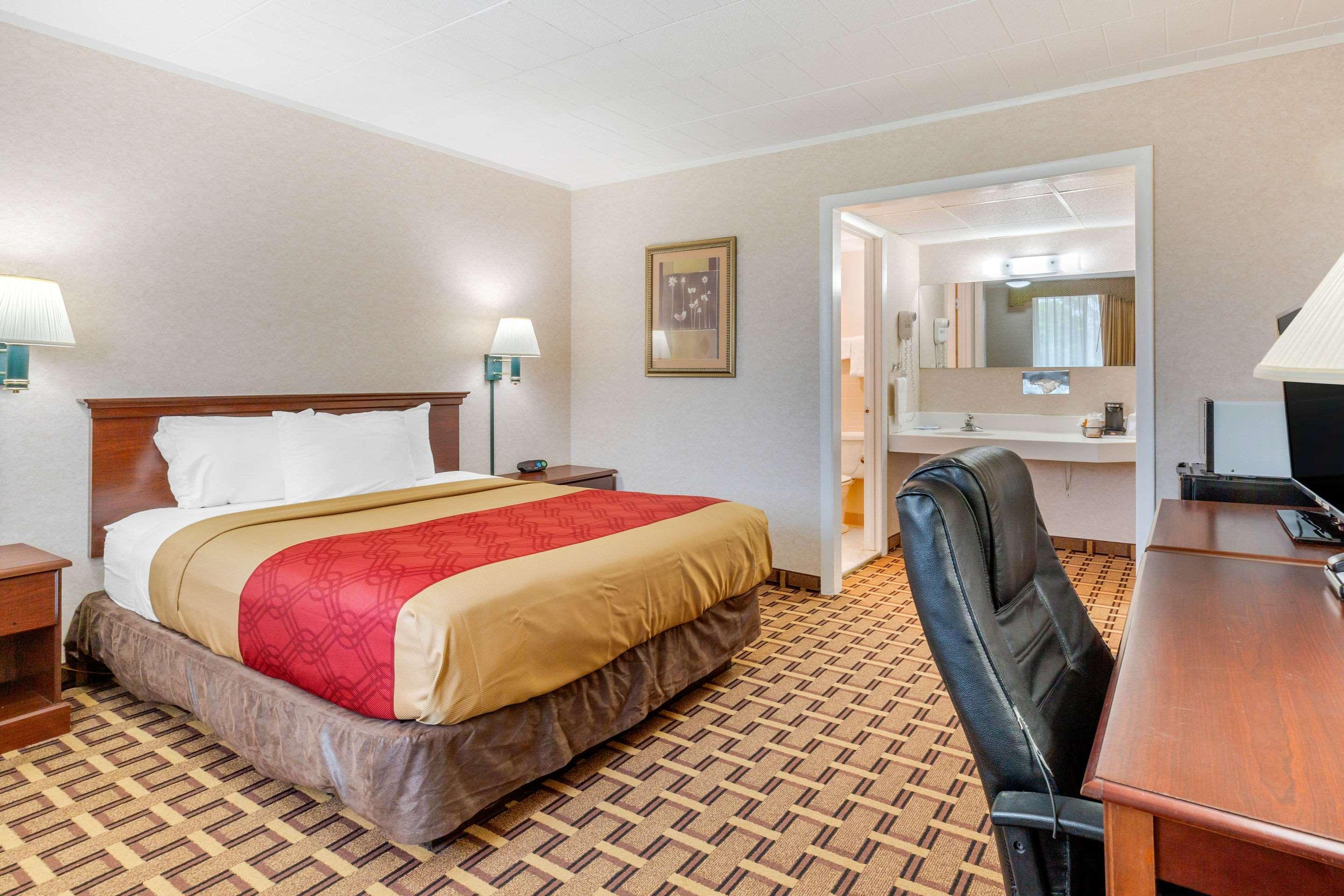 Rodeway Inn Мистик Екстериор снимка