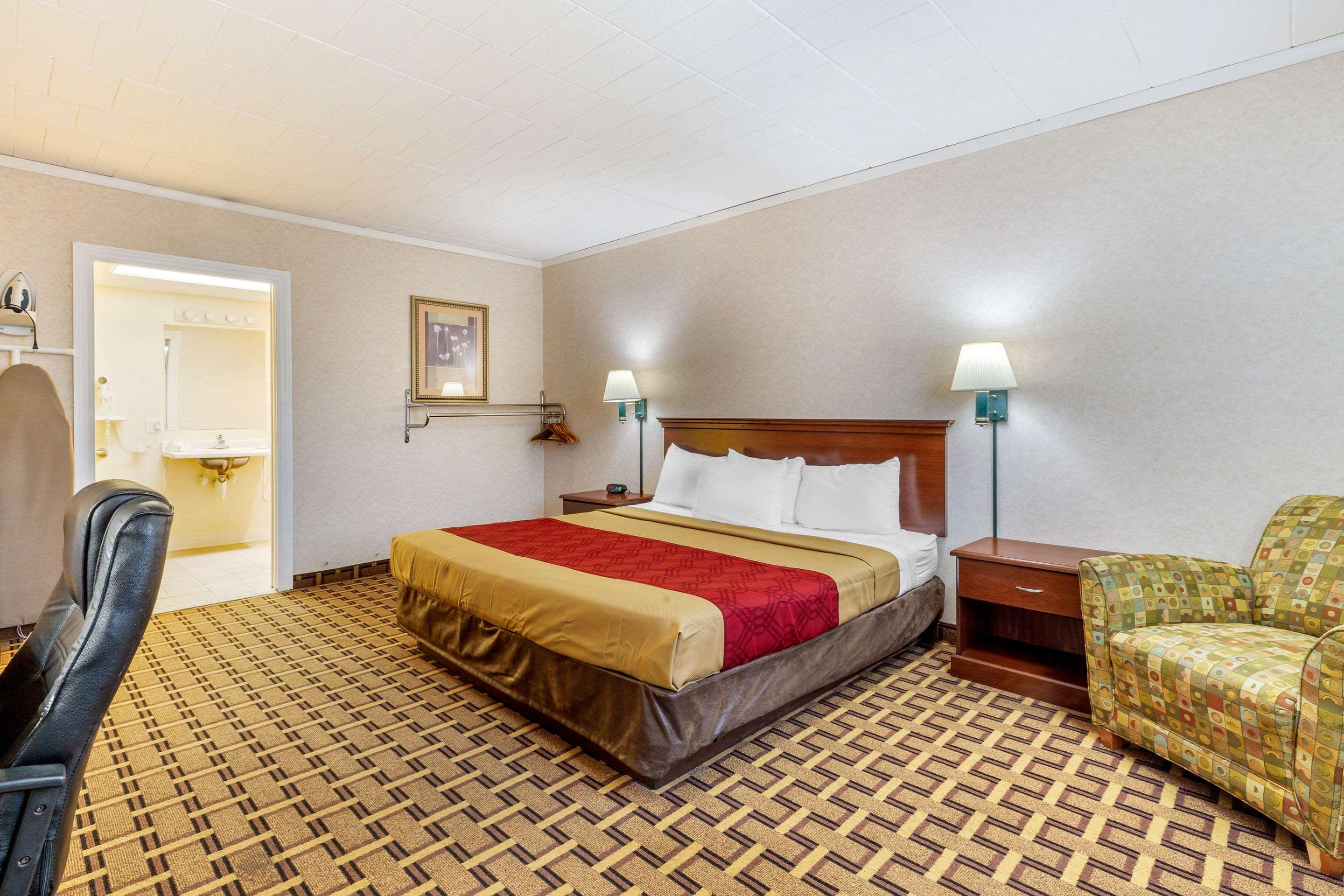 Rodeway Inn Мистик Екстериор снимка