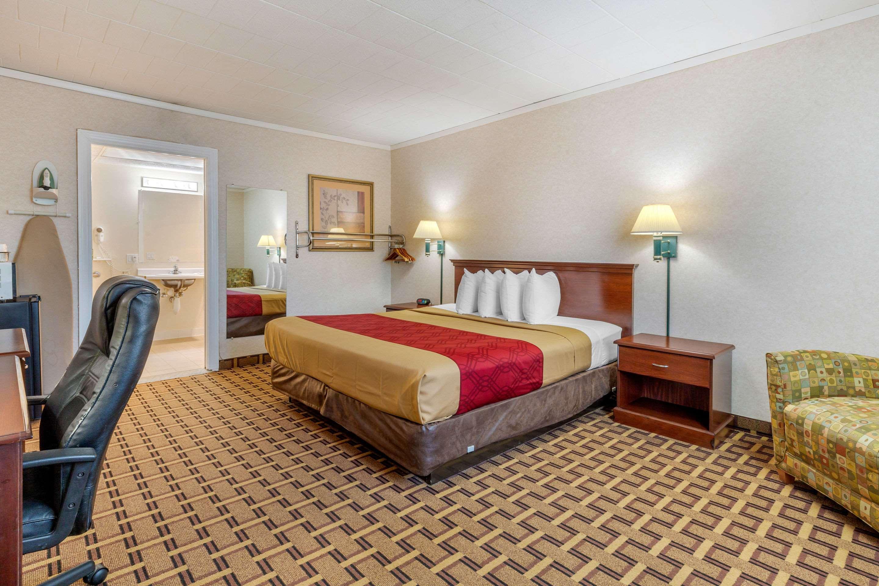 Rodeway Inn Мистик Екстериор снимка