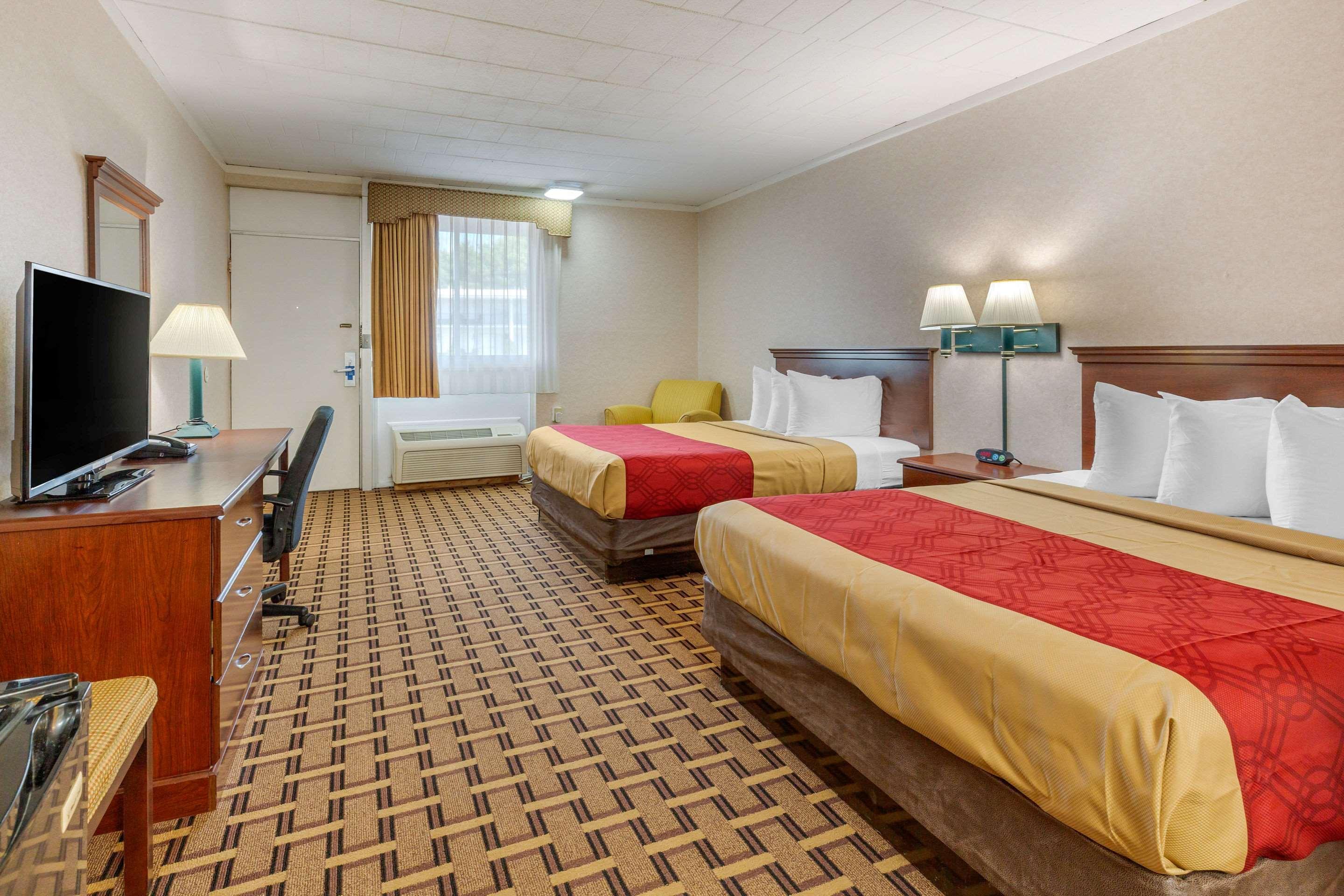 Rodeway Inn Мистик Екстериор снимка