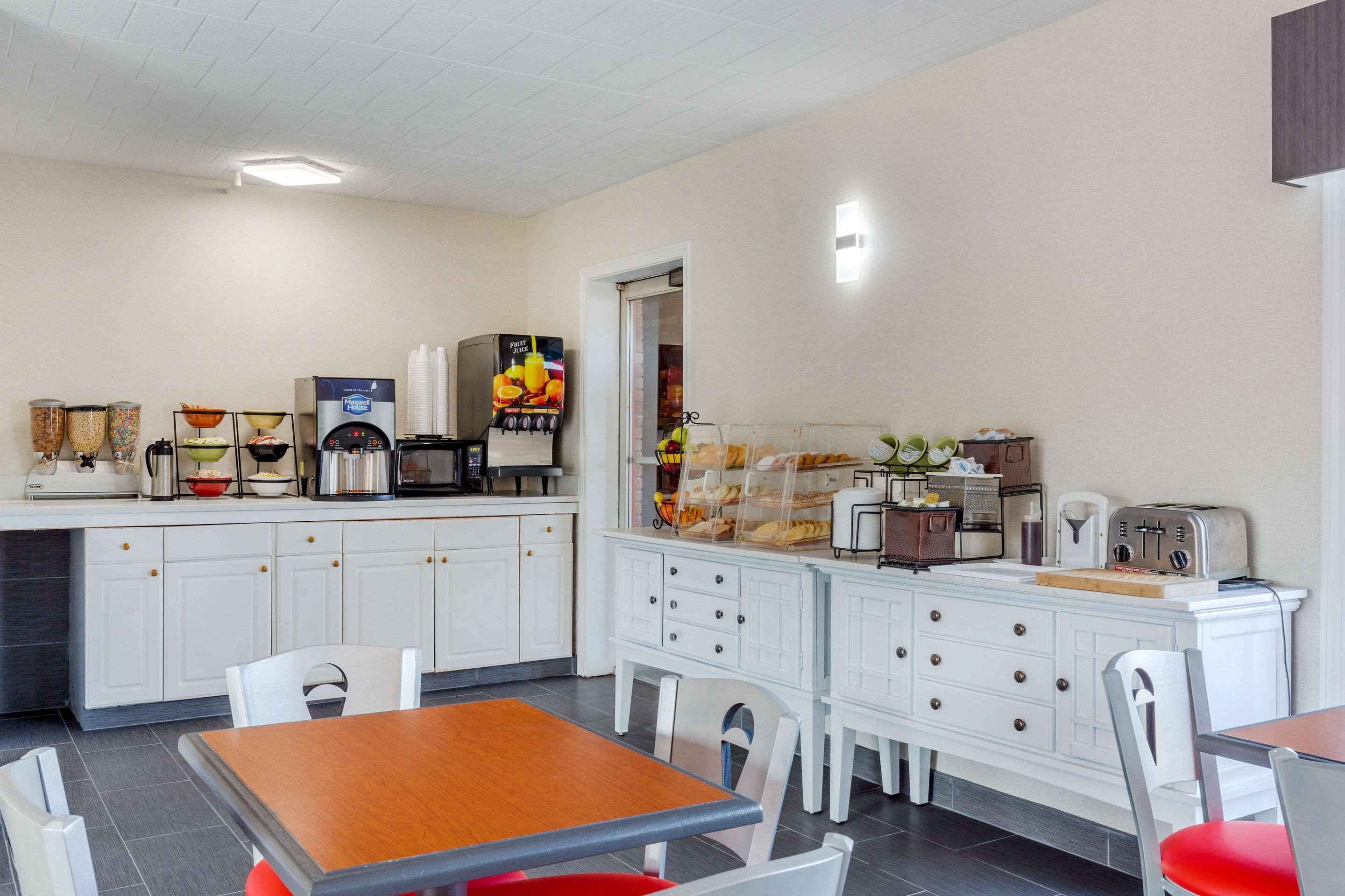 Rodeway Inn Мистик Екстериор снимка
