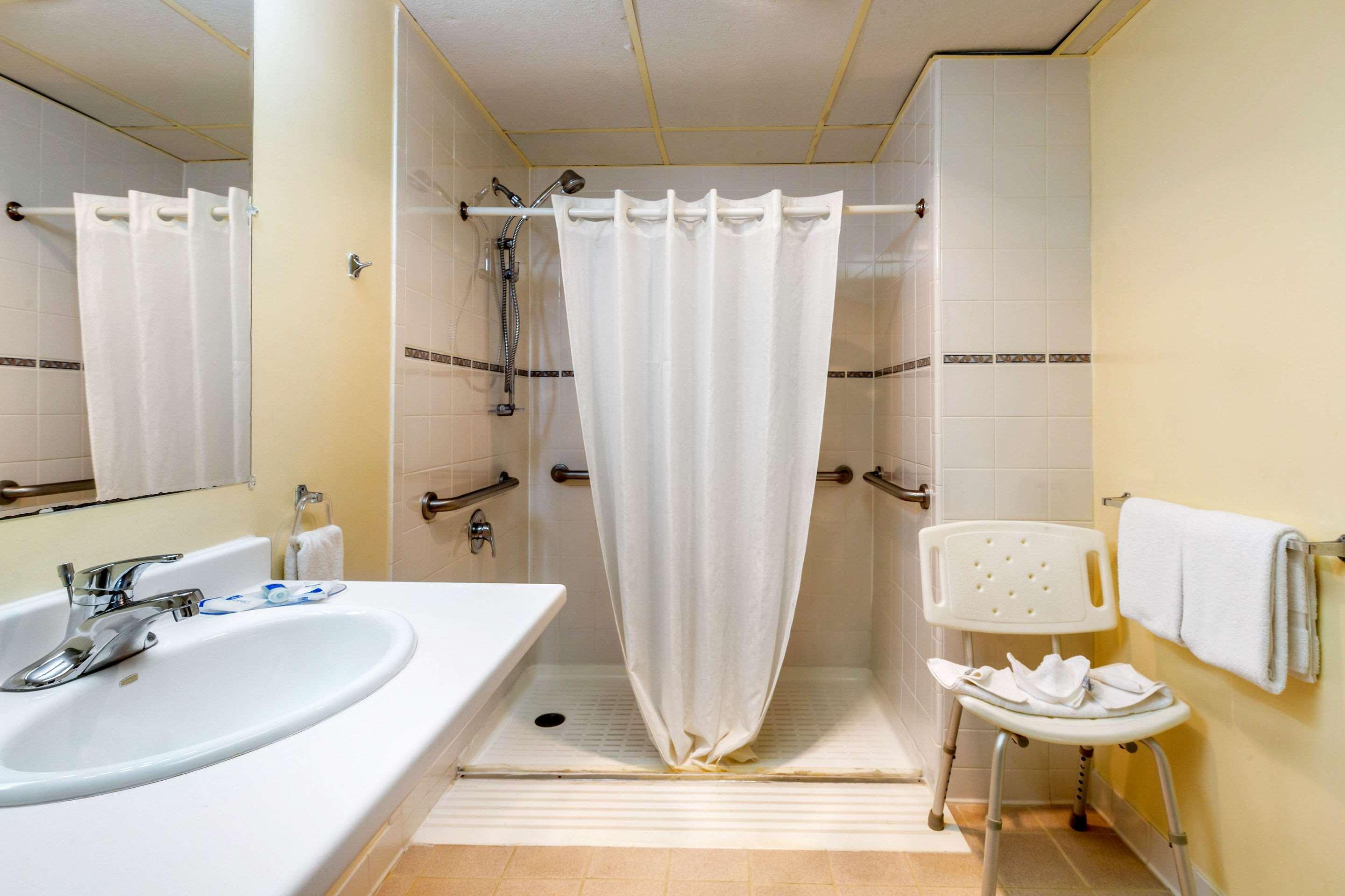 Rodeway Inn Мистик Екстериор снимка