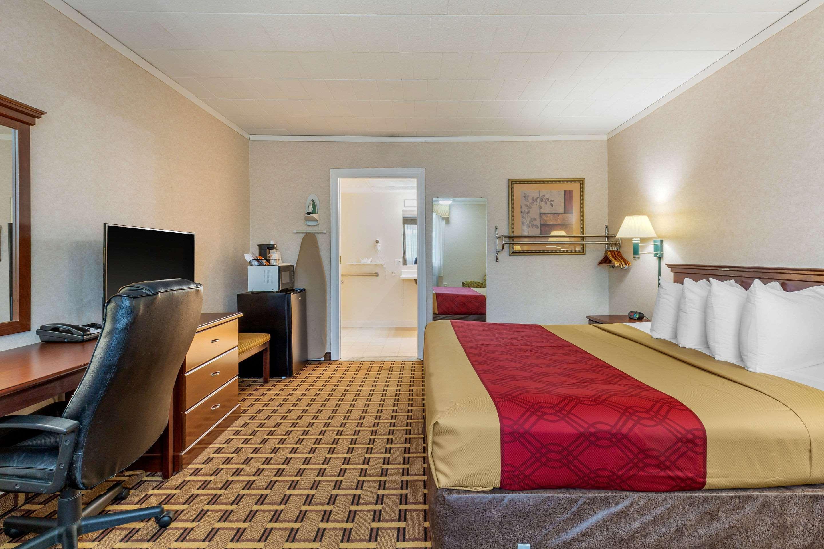 Rodeway Inn Мистик Екстериор снимка