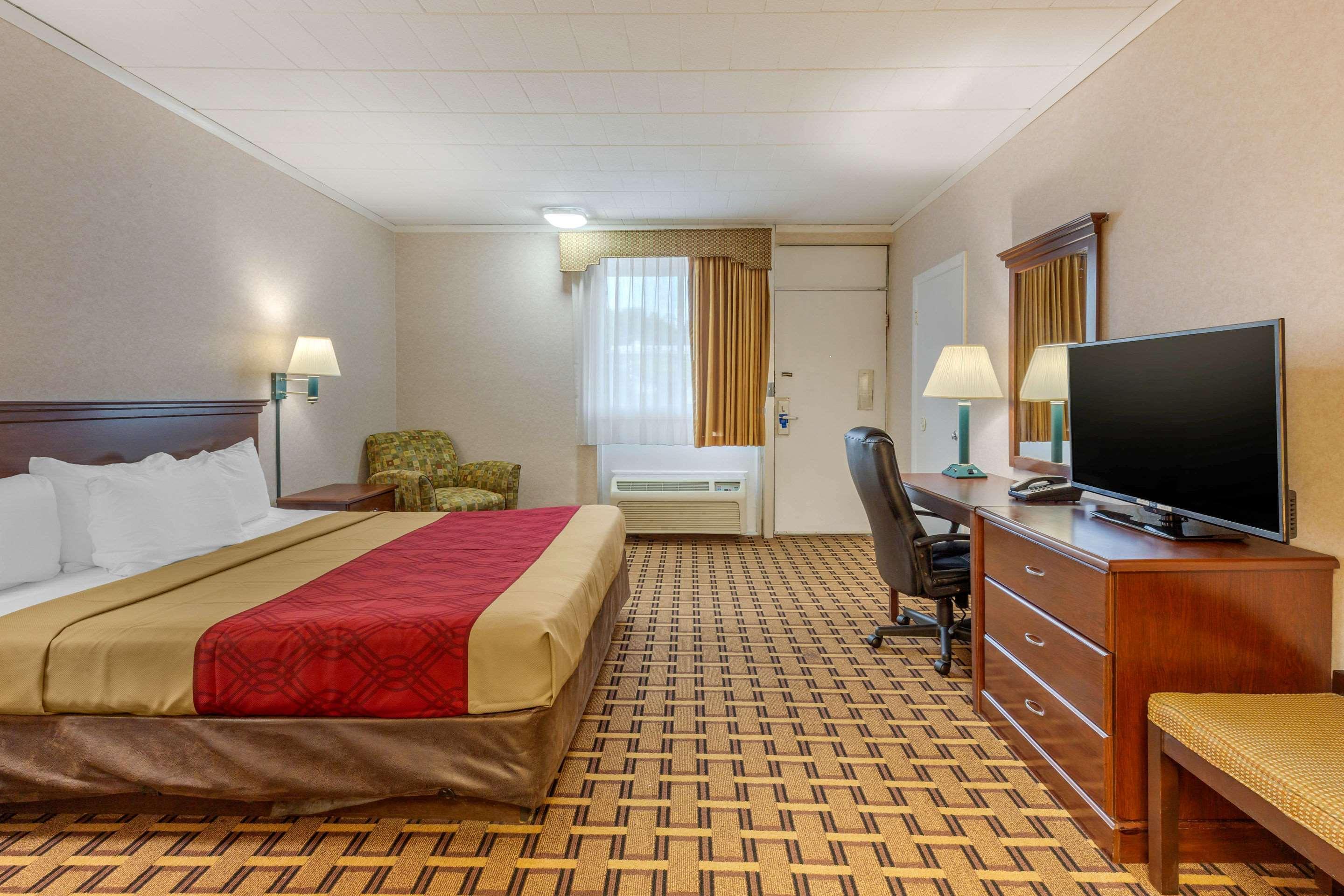 Rodeway Inn Мистик Екстериор снимка