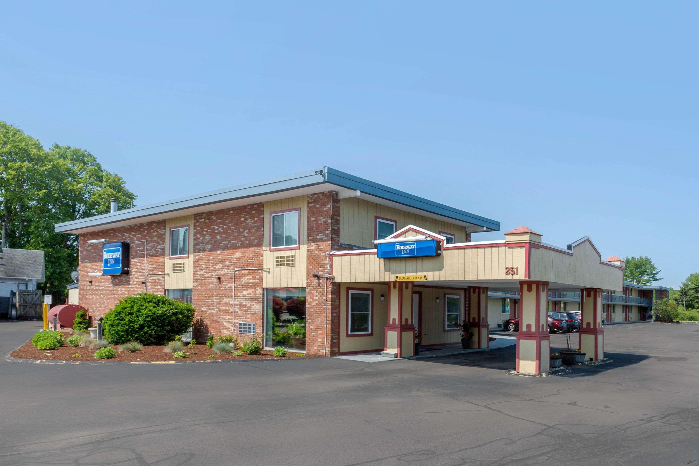 Rodeway Inn Мистик Екстериор снимка