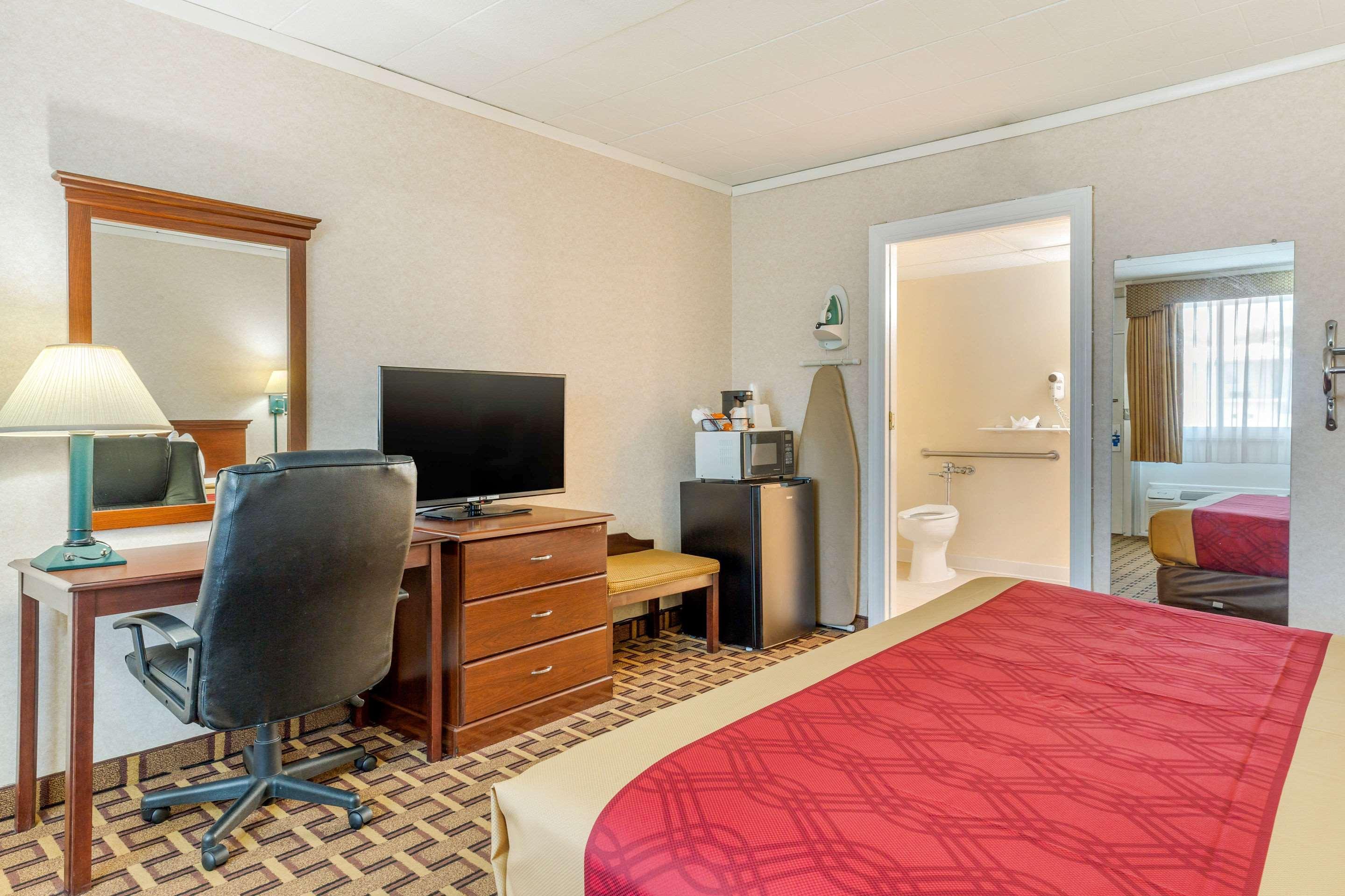 Rodeway Inn Мистик Екстериор снимка
