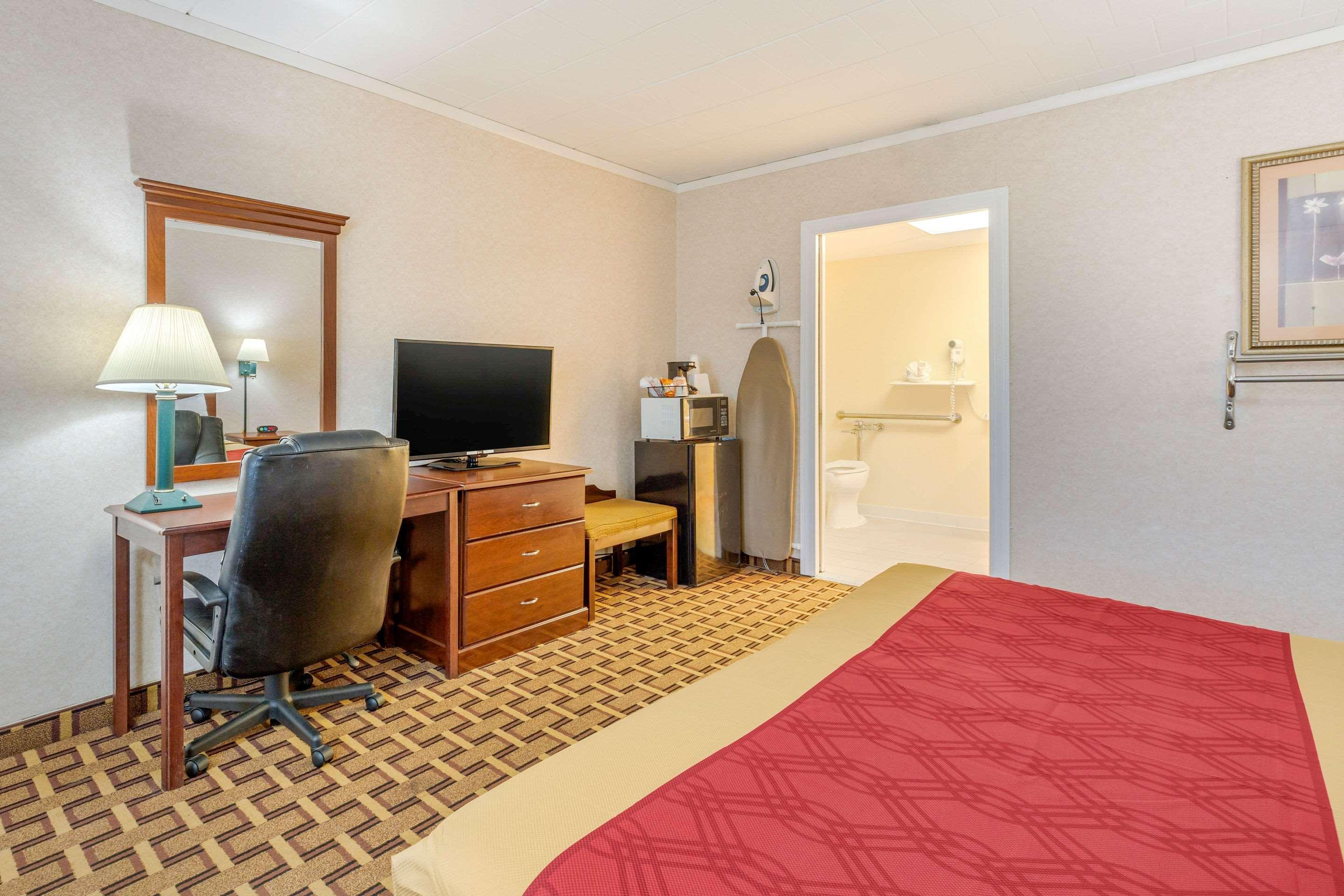 Rodeway Inn Мистик Екстериор снимка