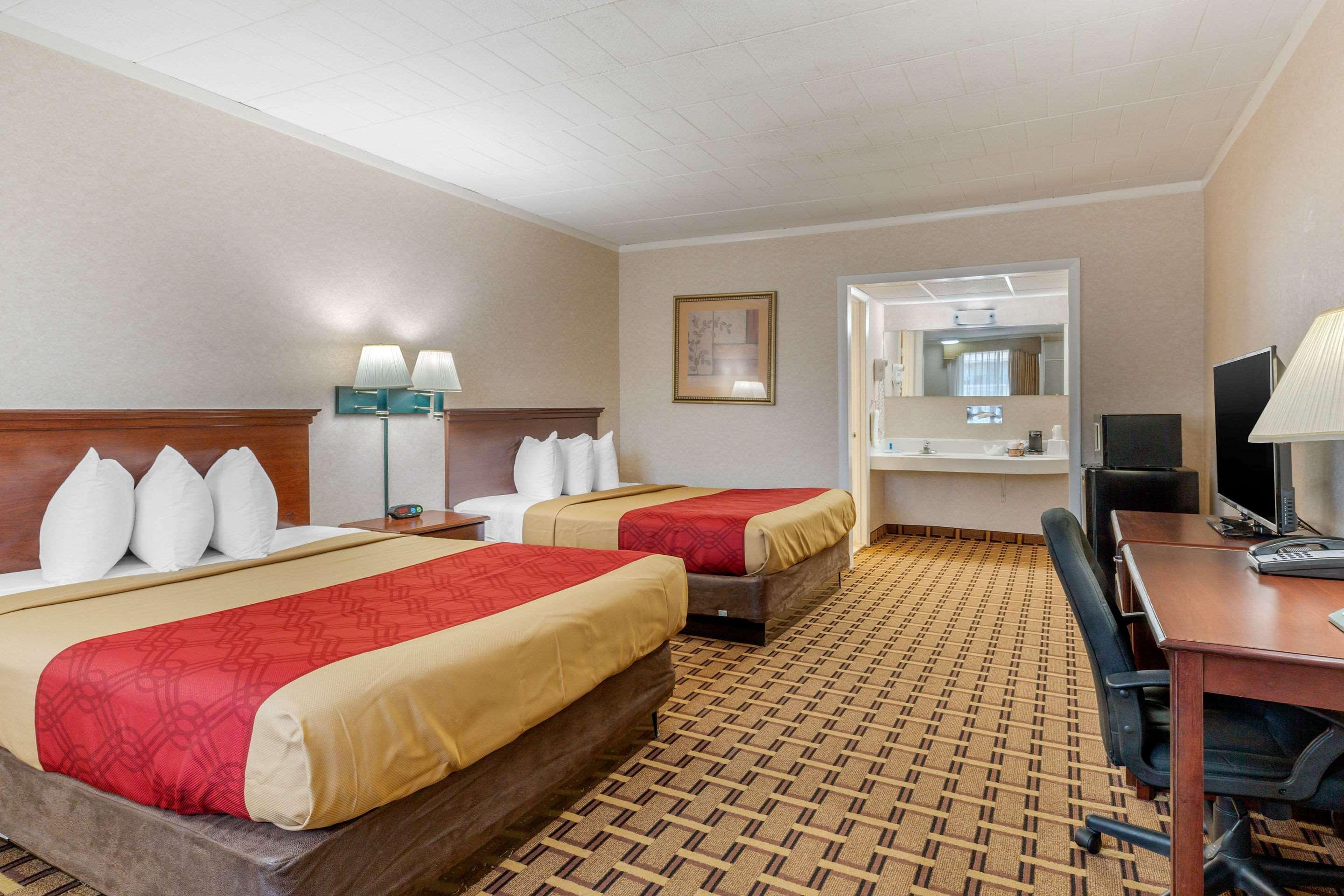 Rodeway Inn Мистик Екстериор снимка