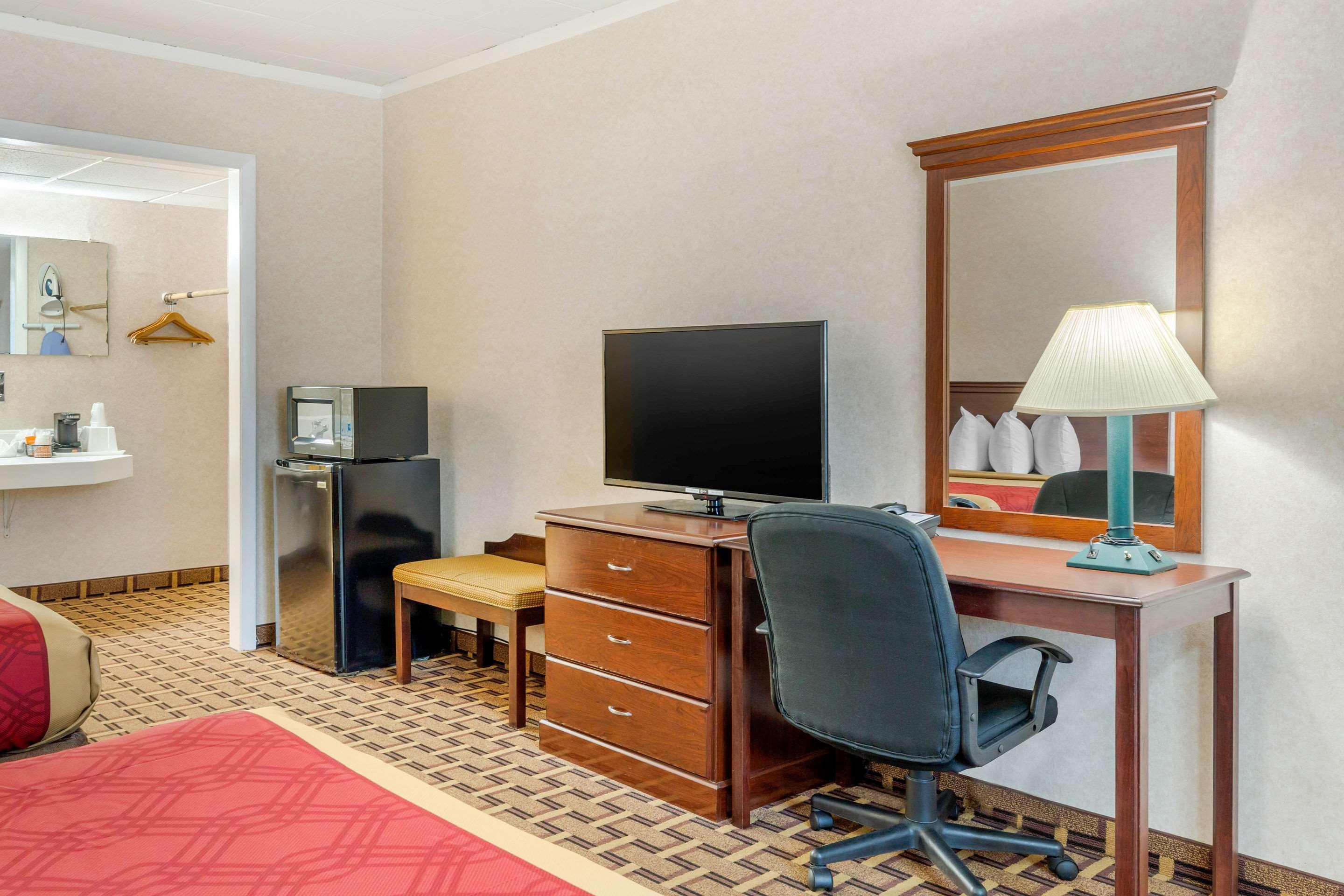 Rodeway Inn Мистик Екстериор снимка
