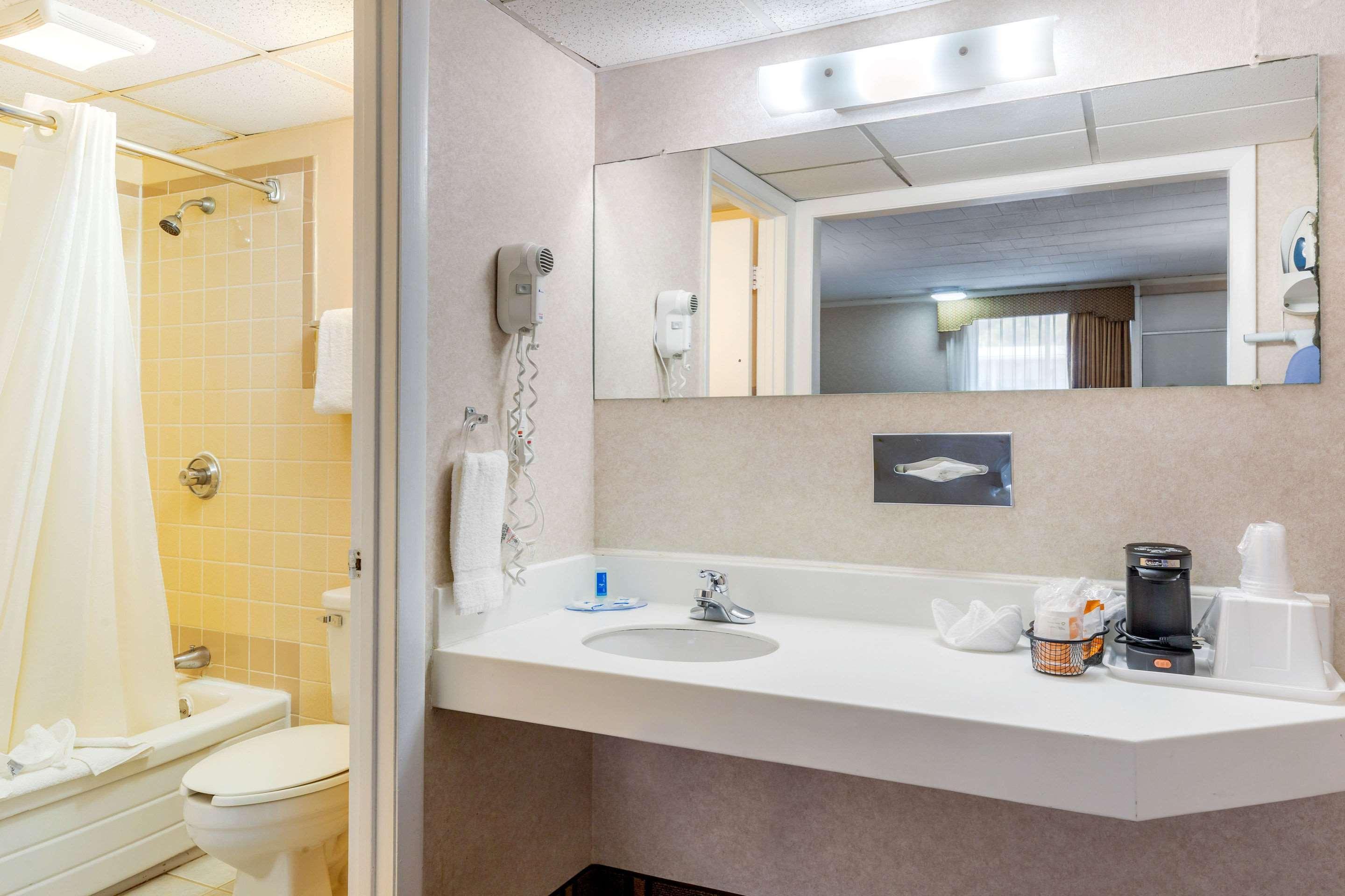 Rodeway Inn Мистик Екстериор снимка