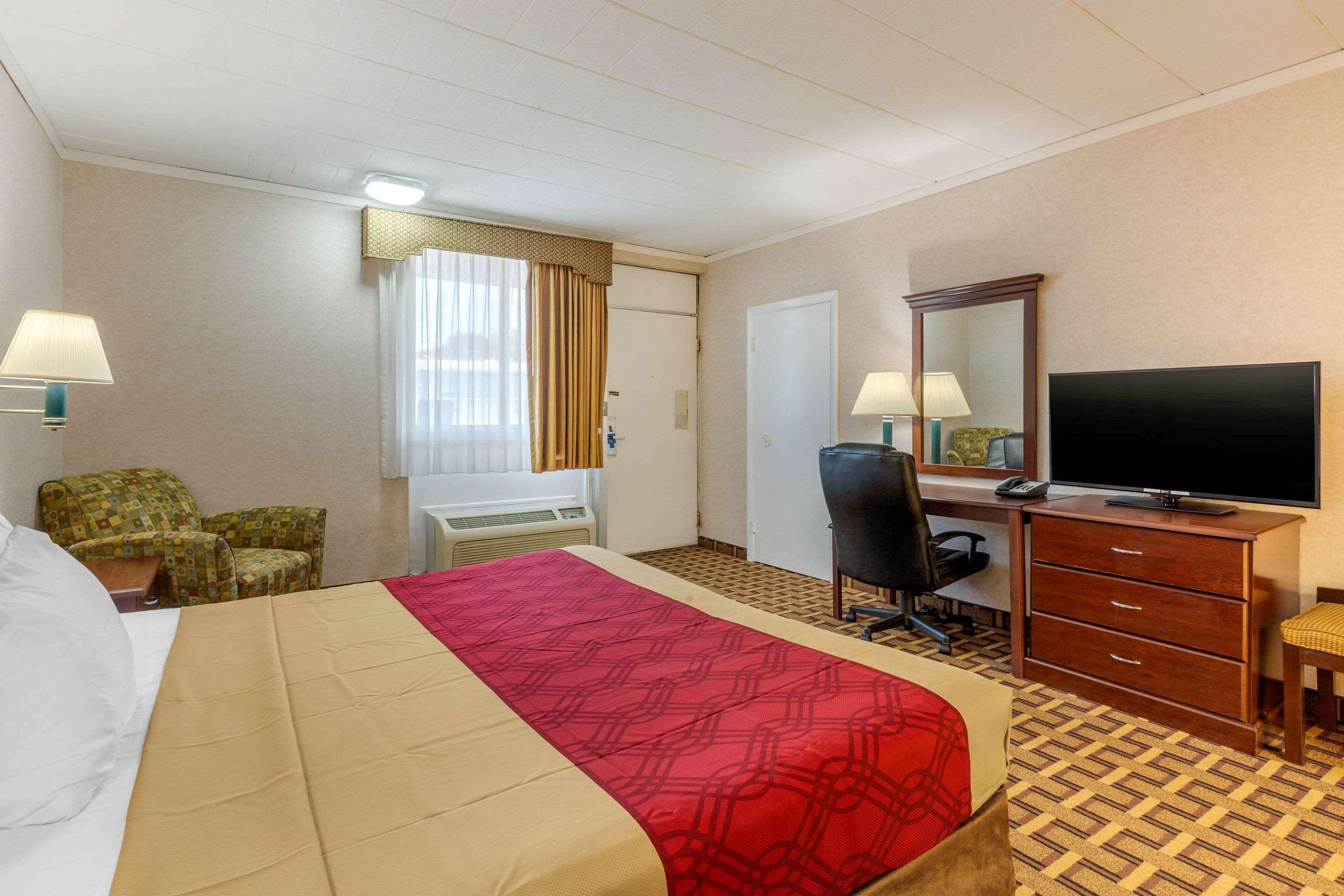 Rodeway Inn Мистик Екстериор снимка