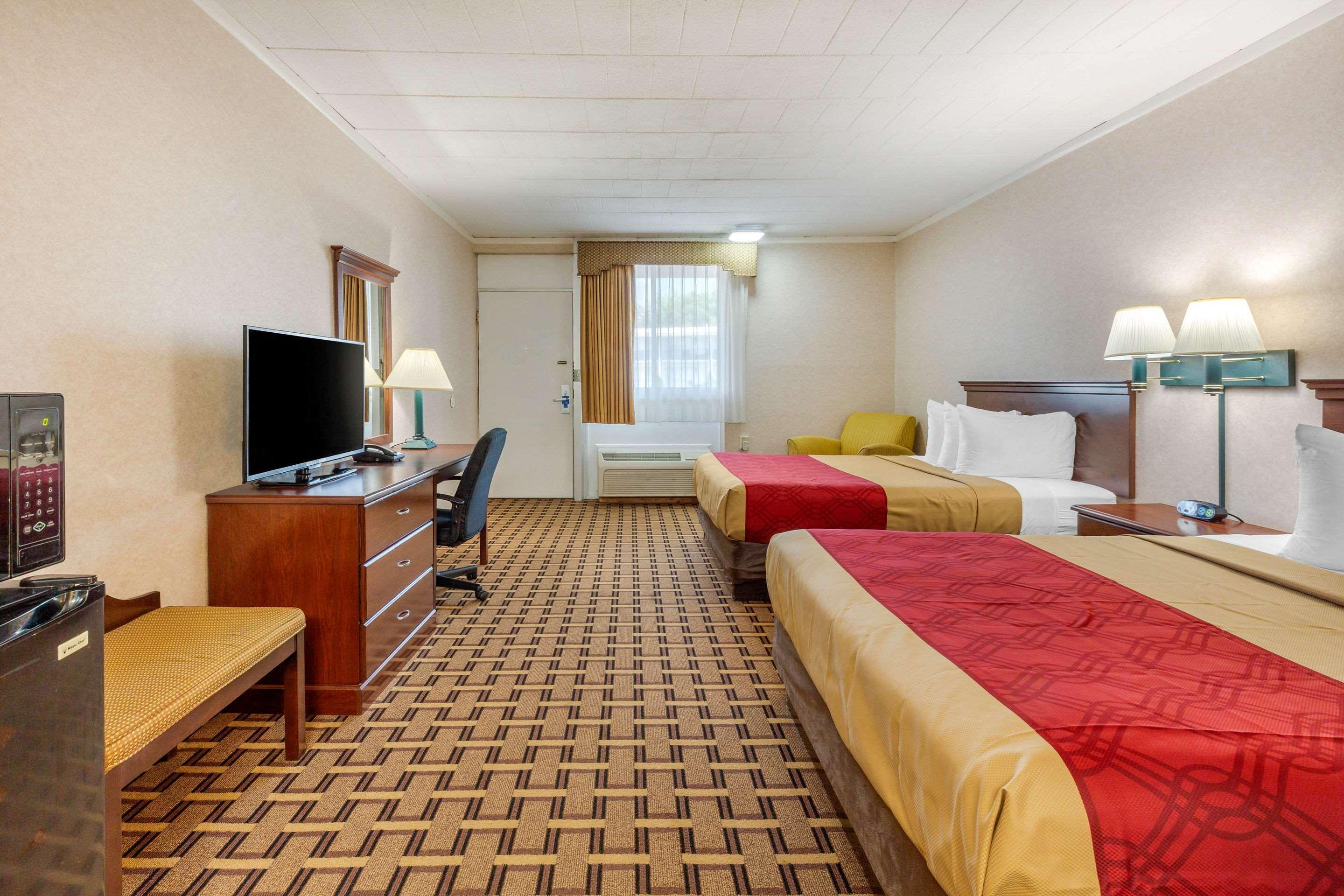 Rodeway Inn Мистик Екстериор снимка