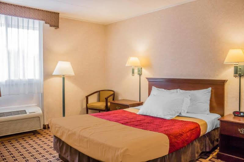Rodeway Inn Мистик Екстериор снимка