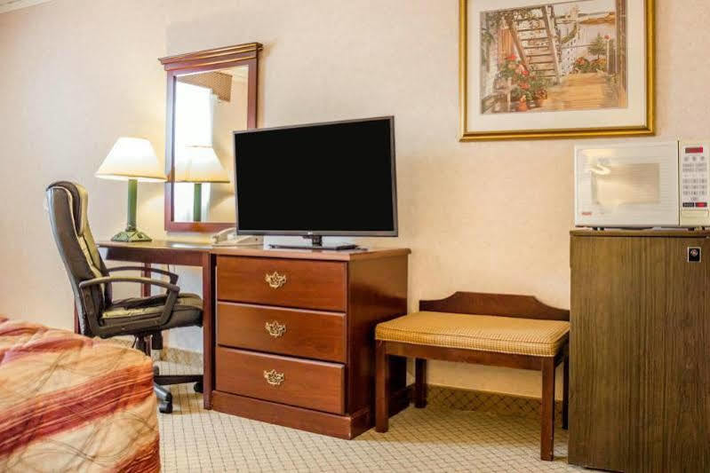 Rodeway Inn Мистик Екстериор снимка