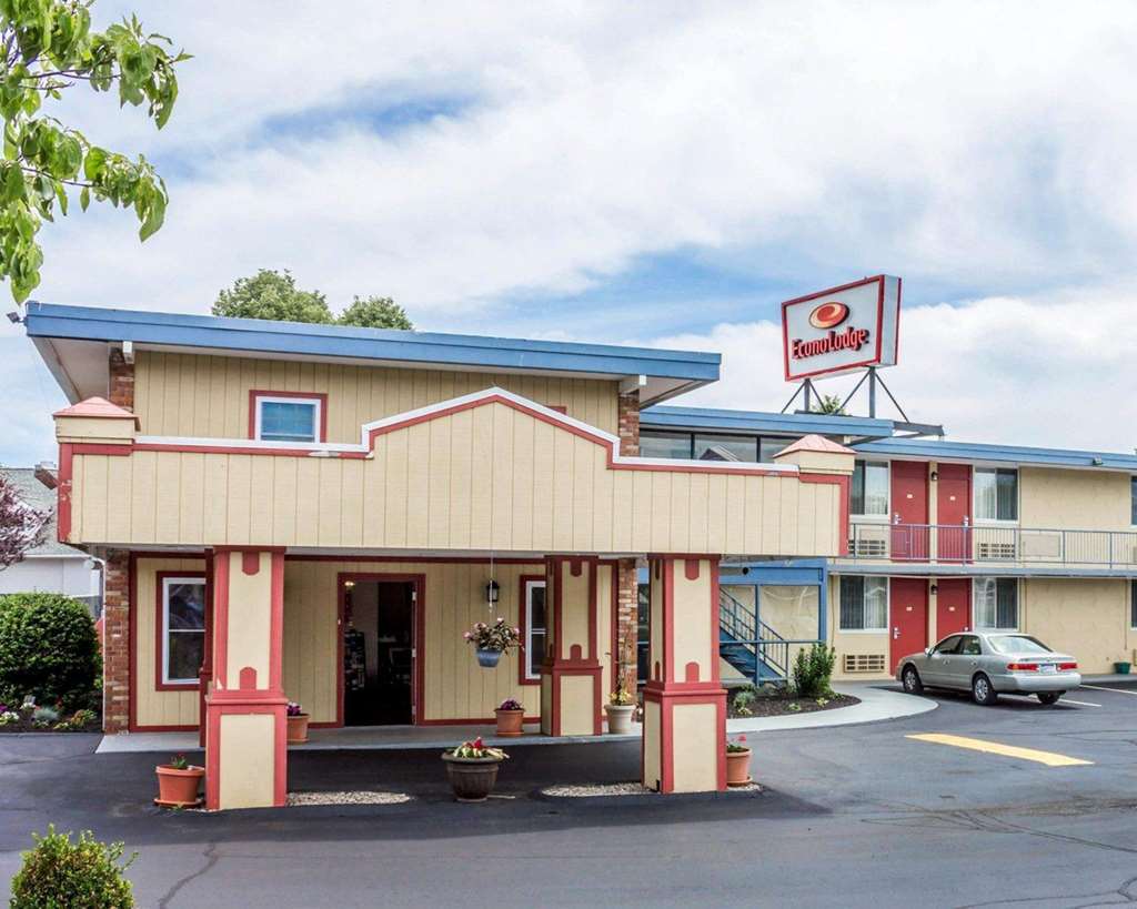 Rodeway Inn Мистик Екстериор снимка