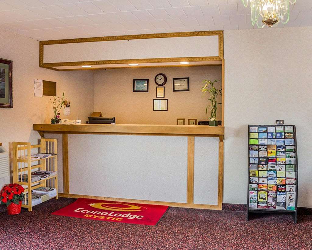 Rodeway Inn Мистик Интериор снимка