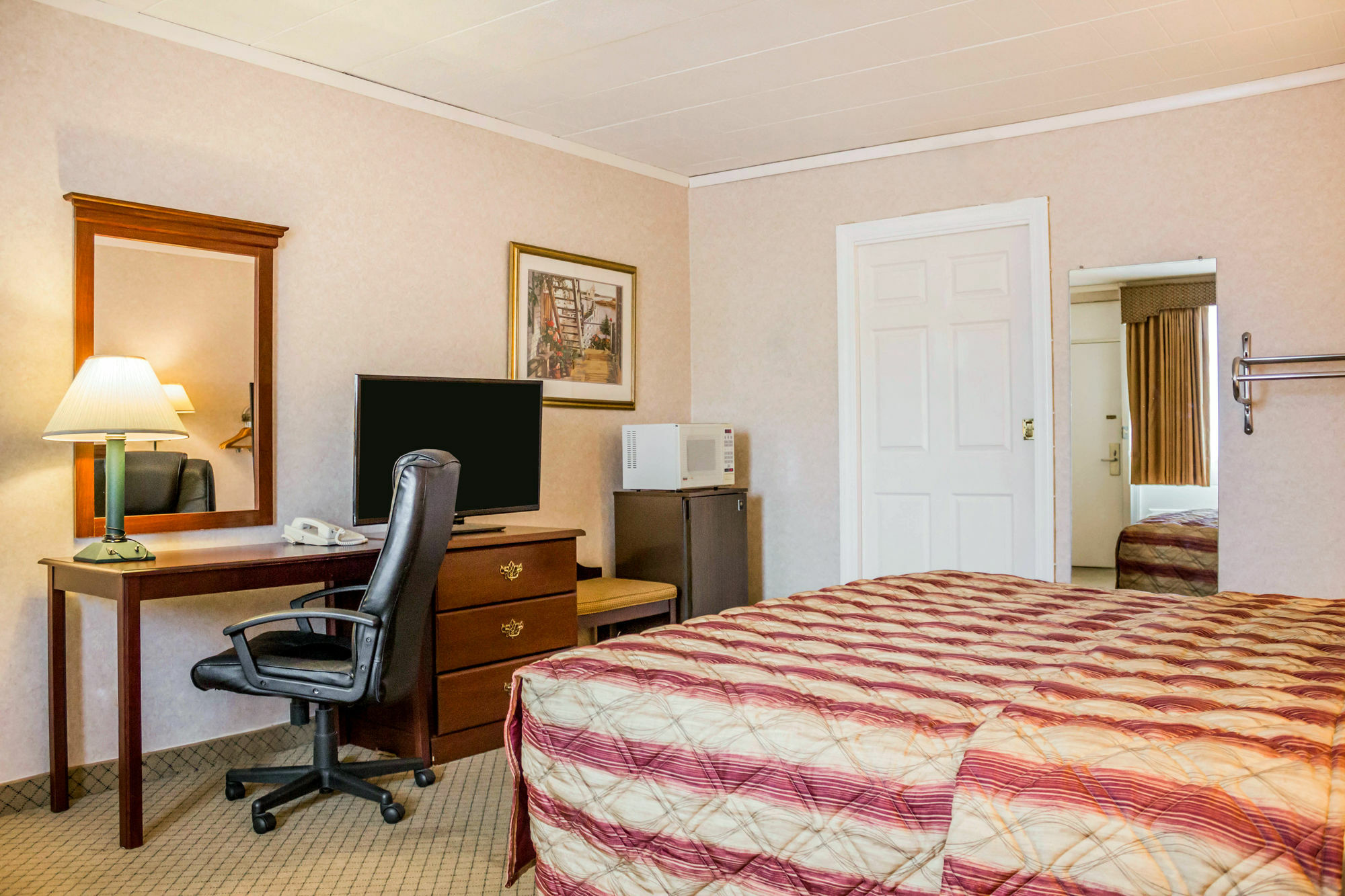 Rodeway Inn Мистик Екстериор снимка